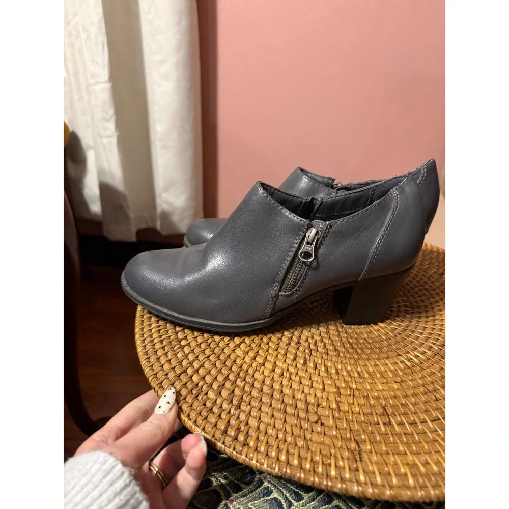 G.H. Bass Tiana Grey Faux Leather Ankle Booties Block Heel Shooties Womens 9M
